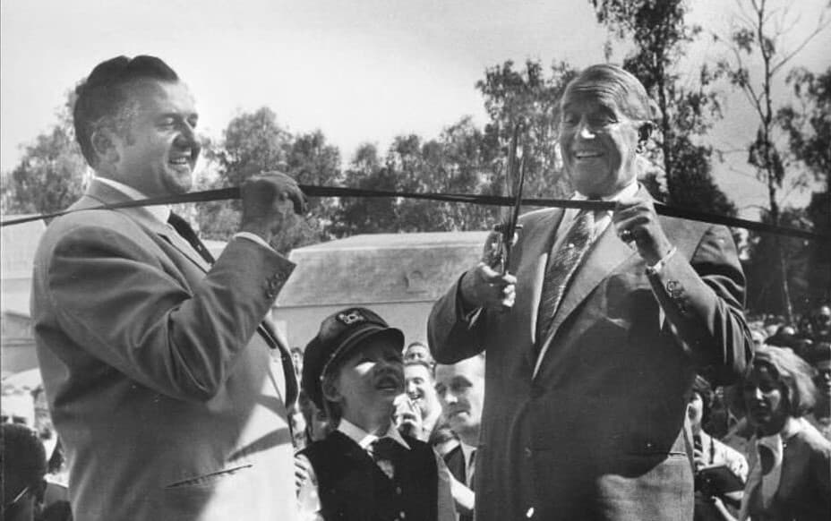 Maurice Chevalier coupe le ruban d'inauguration de la Mer de Sable de Pierre Richard en 1963