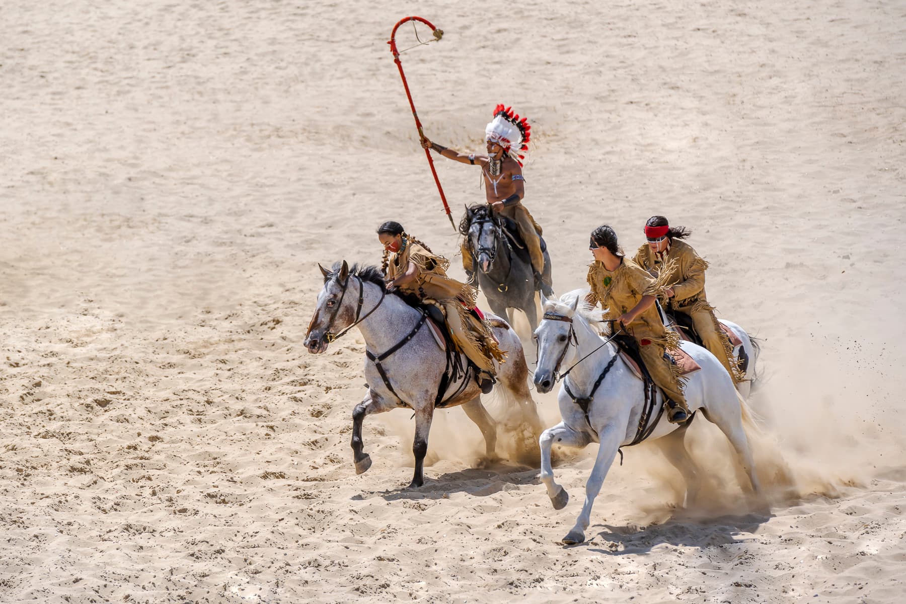Indiens à cheval pendant le spectacle l'Attaque du Train à la Mer de Sable