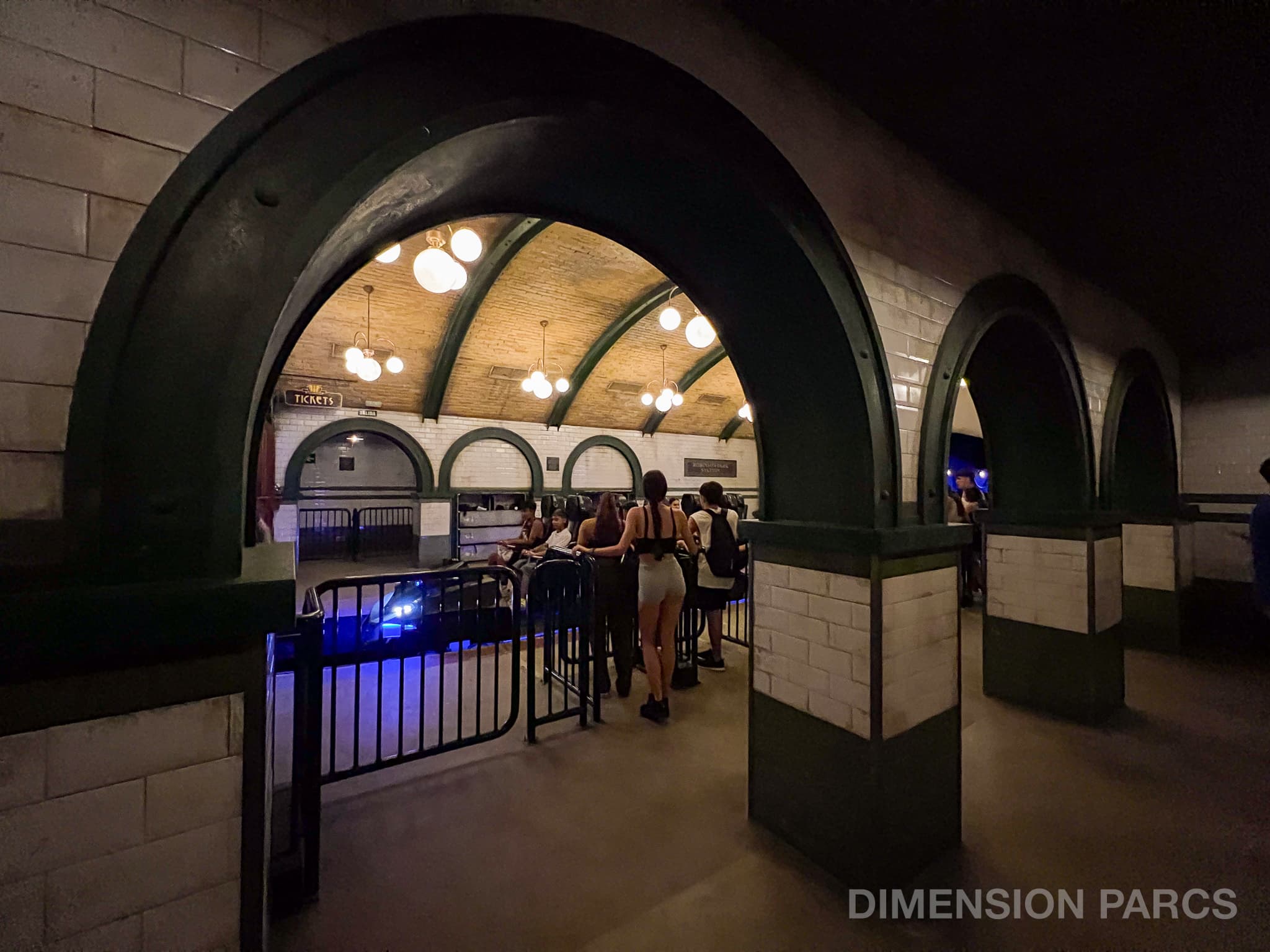 Station de métro dans l'attraction Batman Gotham City Escape à Parque Warner Madrid