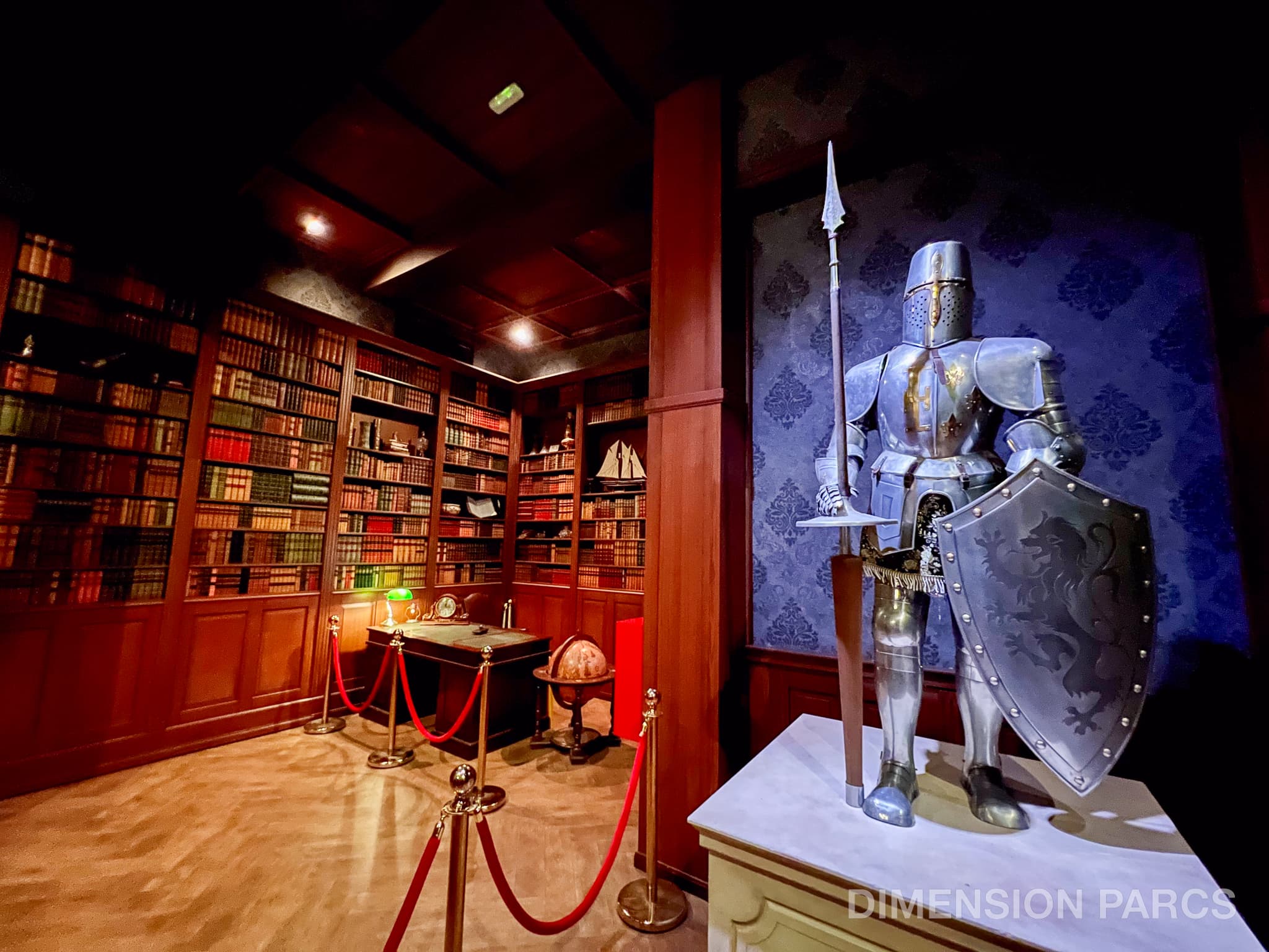 Intérieur du manoir Wayne dans l'attraction Batman Gotham City Escape à Parque Warner Madrid