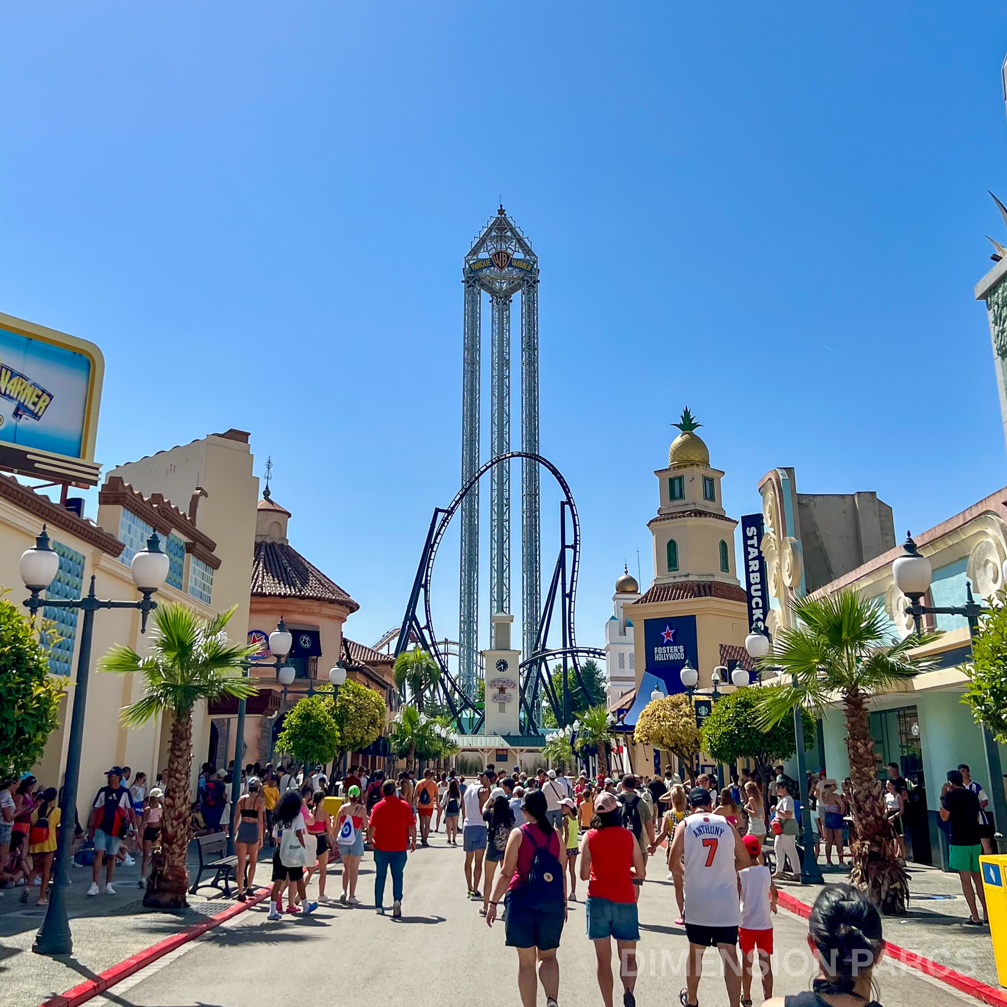 Hollywood Boulevard à Parque Warner Madrid, avec l'attraction Batman Gotham City Escape au bout