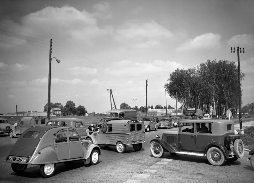 Photo d'époque d'un carrefour de la Route Nationale 7