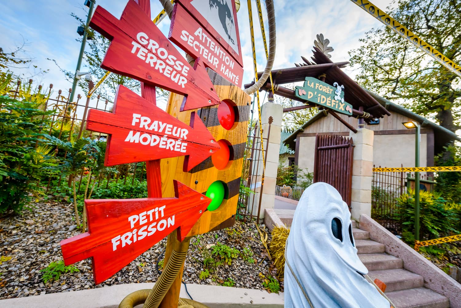 Feu tricolore d'Halloween avec les mentions "grosse terreur", "frayeur modérée" et "petit frisson"