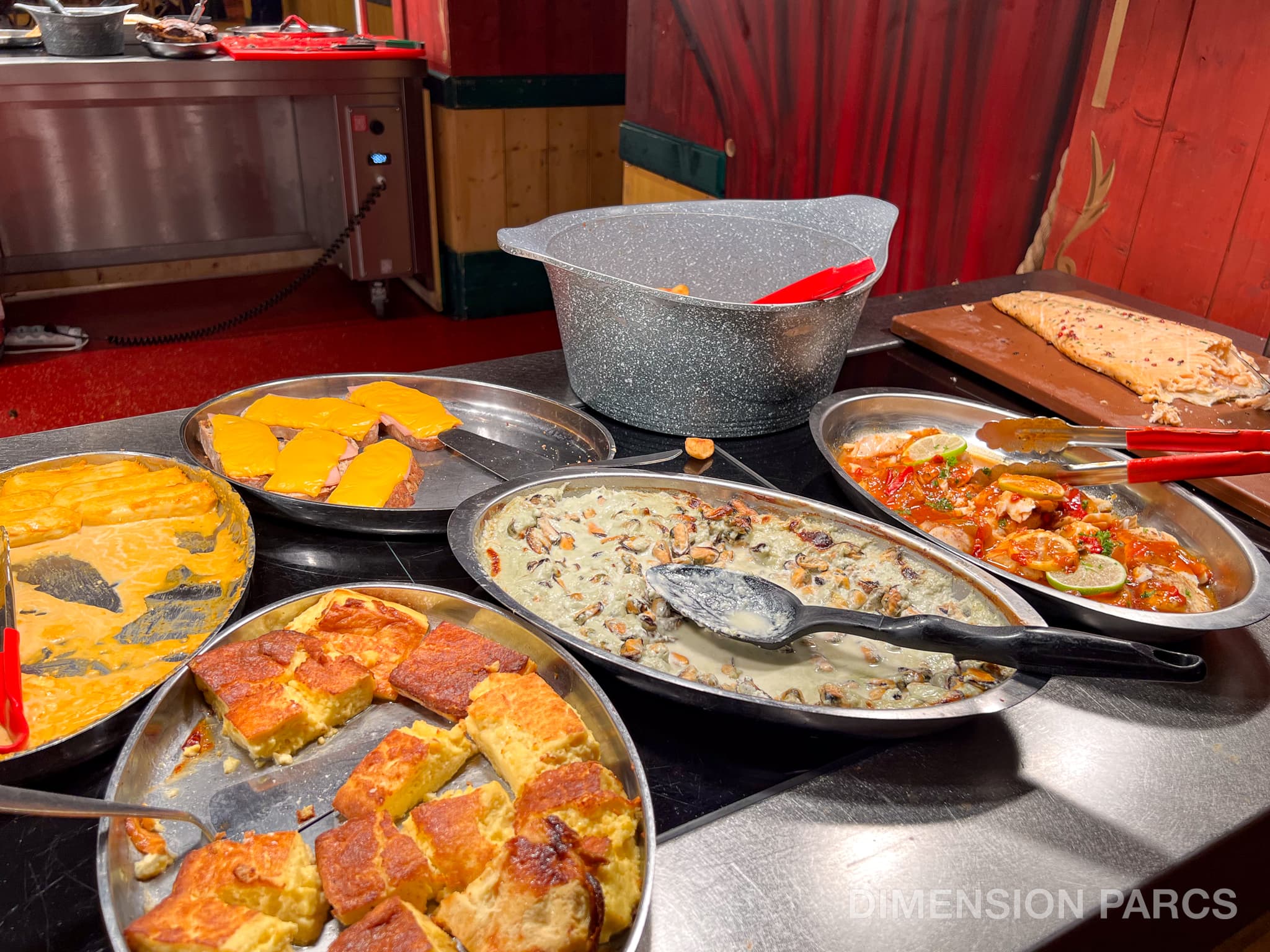 Plats chauds régionnaux sur le buffet du Cirque