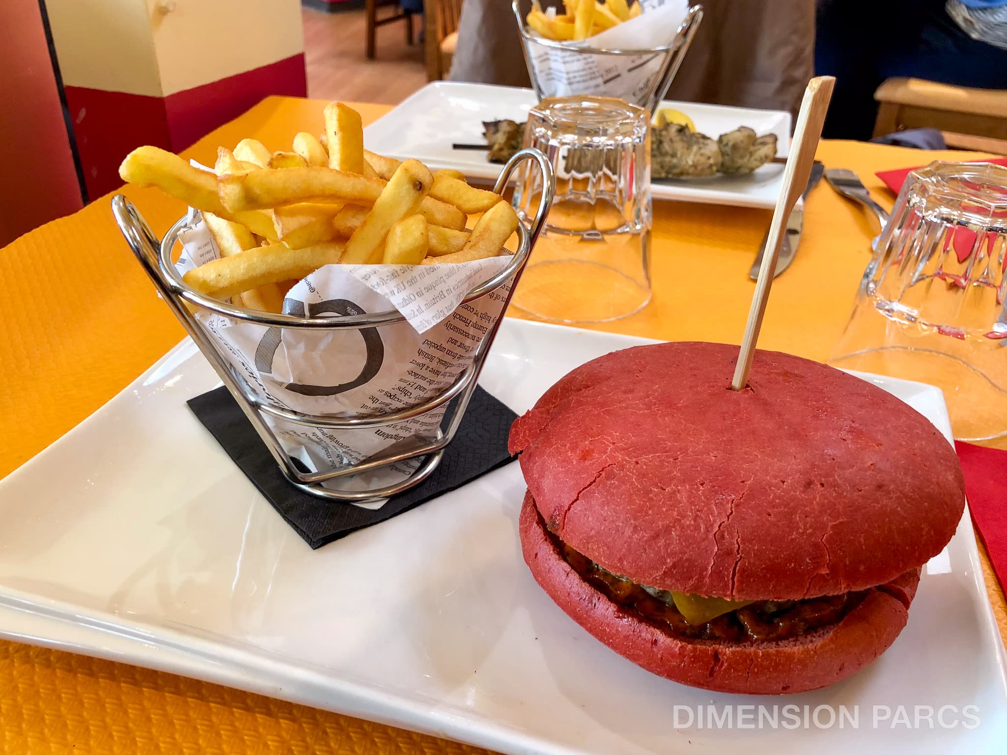Burger de sanglier accompagné de frites au Restaurant du Lac