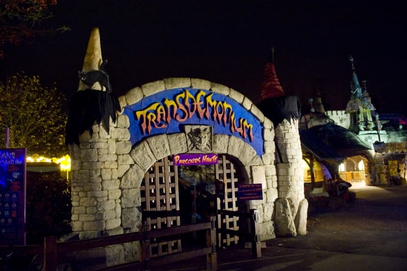 Entrée de l'attraction Transdemonium spécialement redécorée pour Halloween