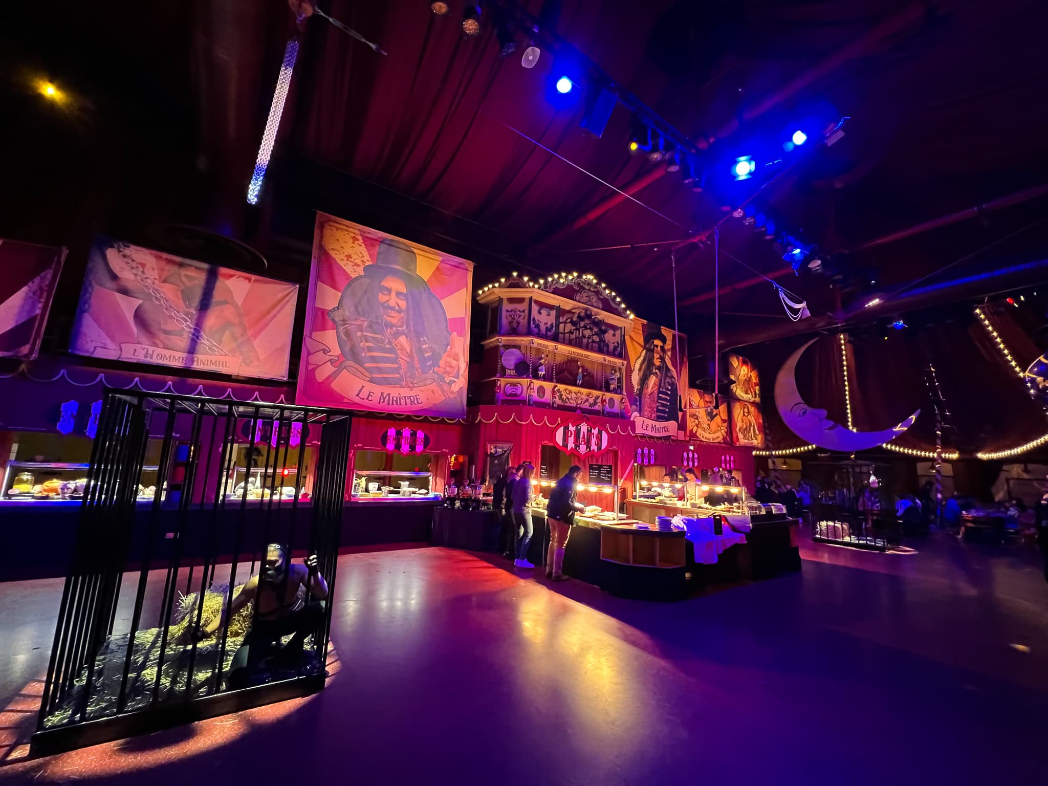 Buffet de l'Horreur sous le chapiteau du Cirque du Parc Astérix.