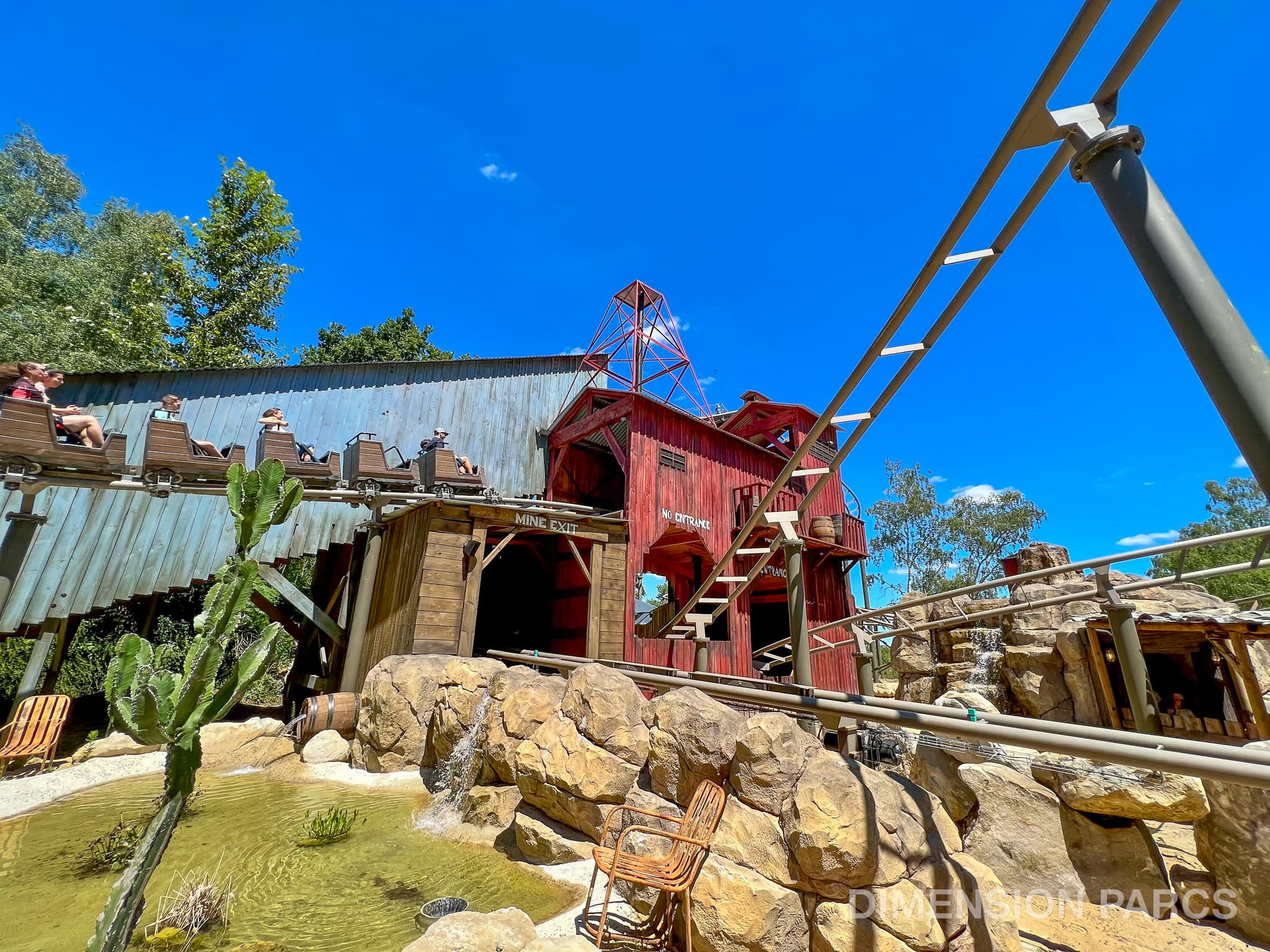 Montagnes russes Silver Mountain avec des décors du far-west à la Mer de Sable