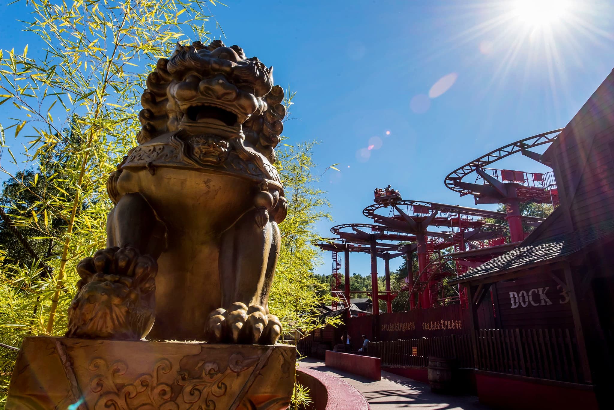 Attraction Tiger Express à la Mer de Sable, avec des décors asiatiques et une montagne russe