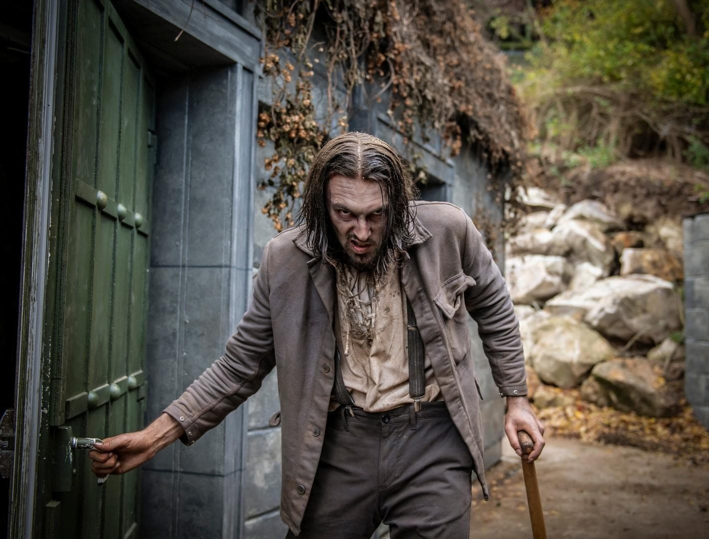 Fossoyeur ouvrant la porte de la maison hantée Catacombes