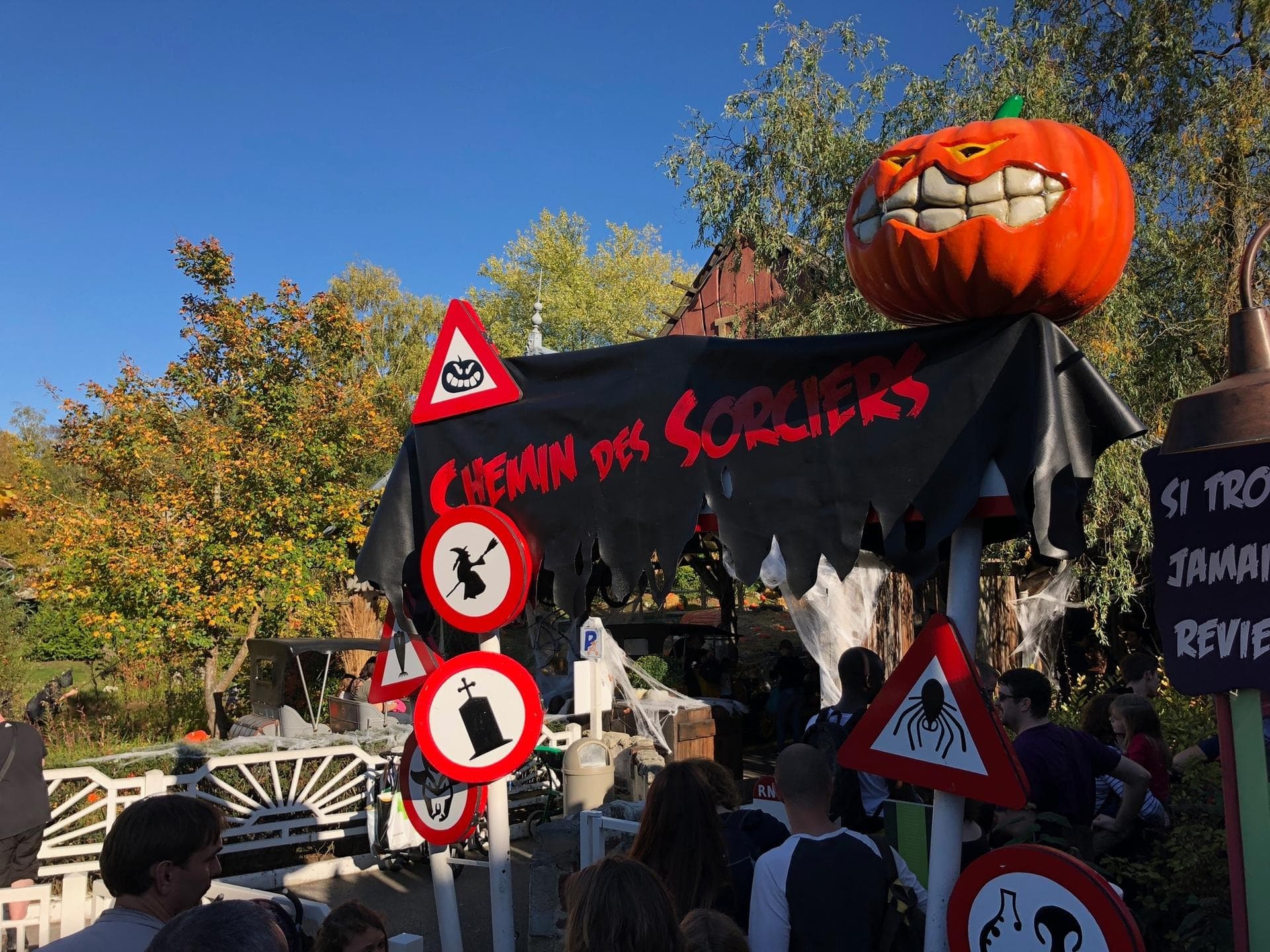 Entrée de l'attraction Le Chemin des Sorciers au Parc Astérix