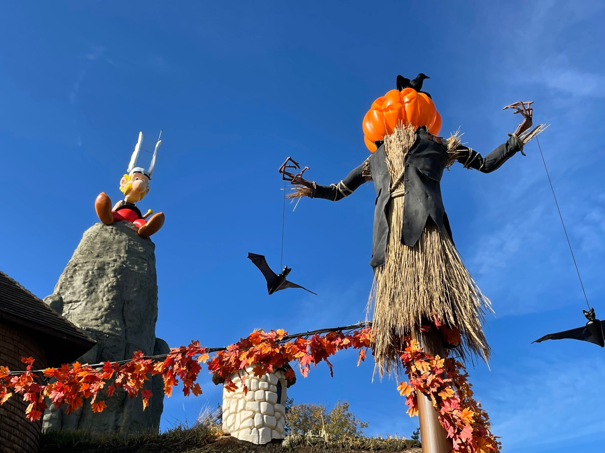 Rocher d'Astérix avec un épouvantail d'Halloween