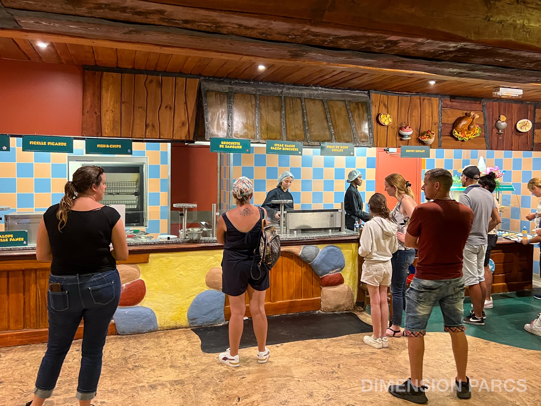 Comptoir de récupération des plats chauds au Relais Gaulois