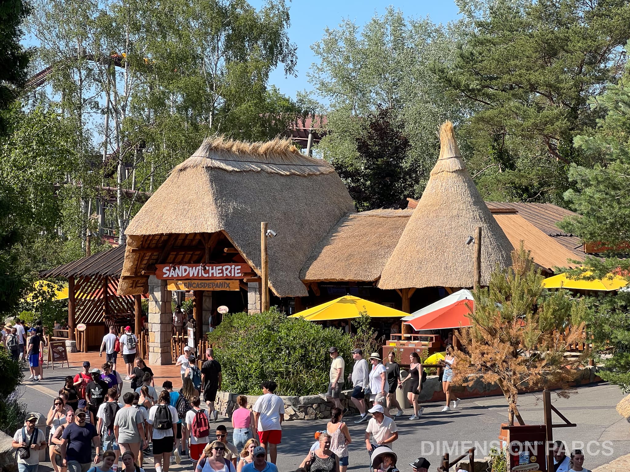 Sandwicherie Chez Encasdepanix vue de loin au Parc Astérix