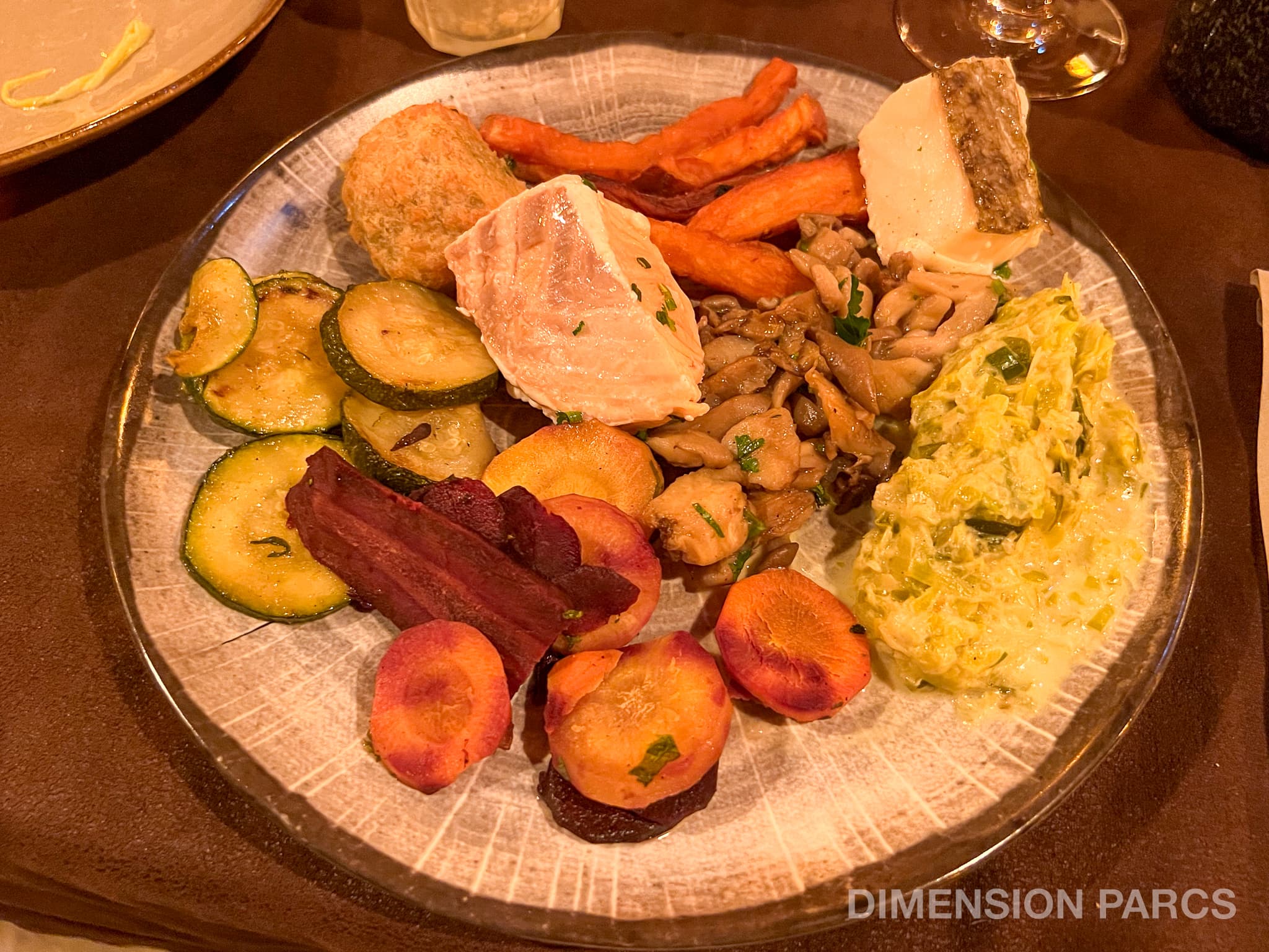 Assiette de plats du buffet des Quais de Lutèce
