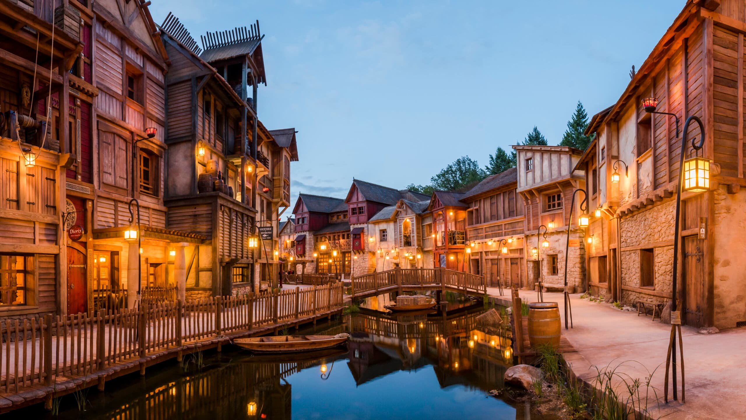 Hôtel Les Quais de Lutèce au Parc Astérix en soirée