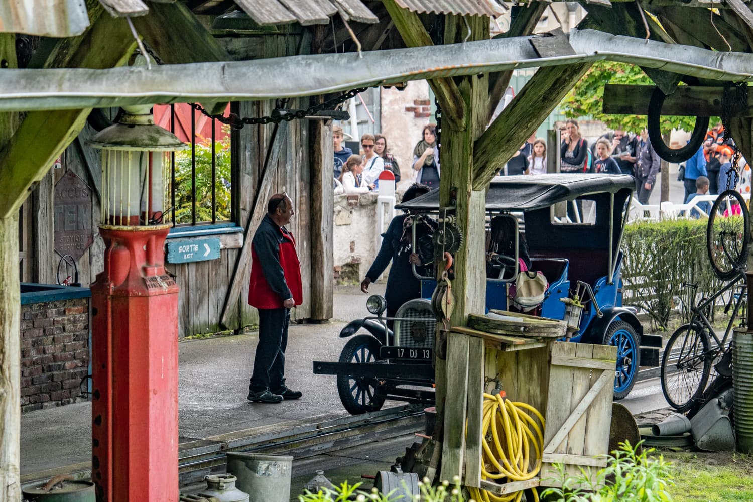 Opérateur du Parc Astérix faisant débarquer les passagers d'une voiture de l'attraction Nationale 7