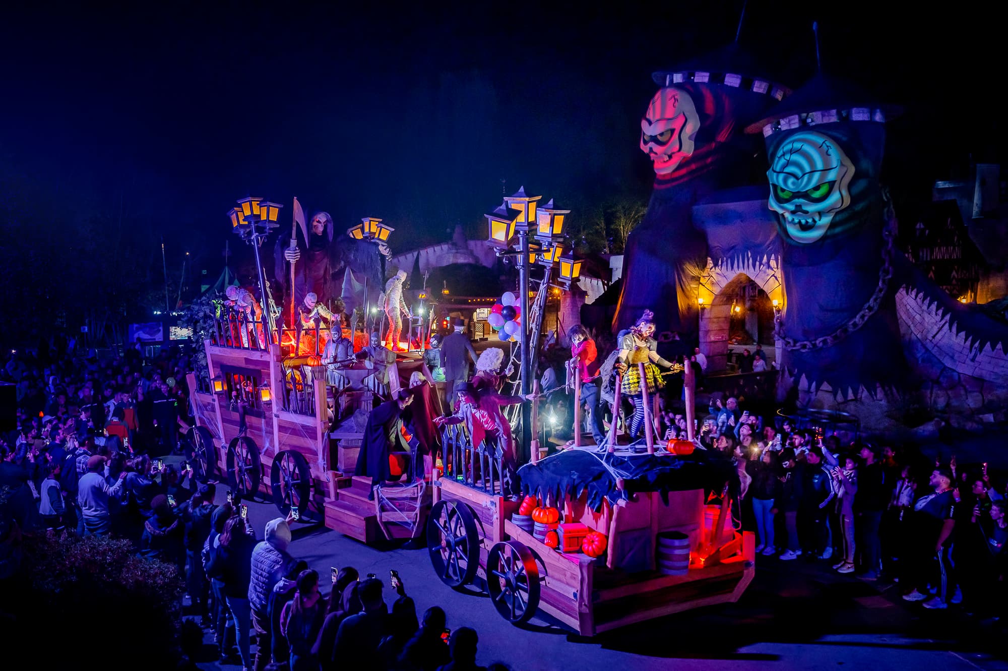 Char lors du Défilé des Monstres au Parc Astérix