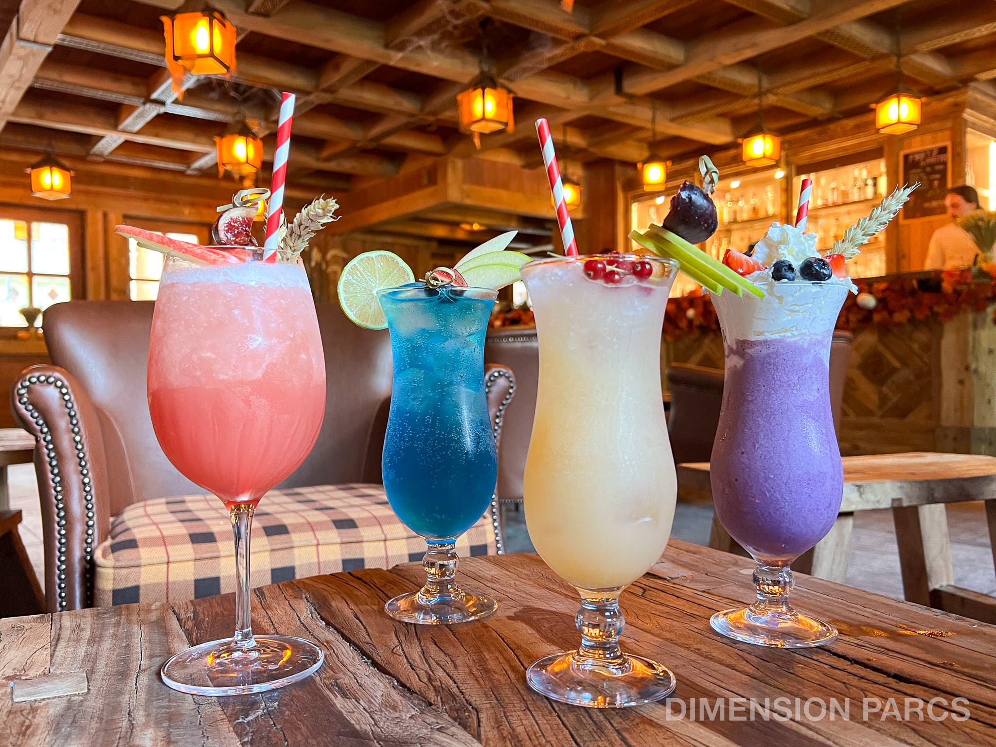 Un cocktail, 2 mocktails et un milkshake avec crème fouettée au bar de l'hôtel Les Quais de Lutèce.