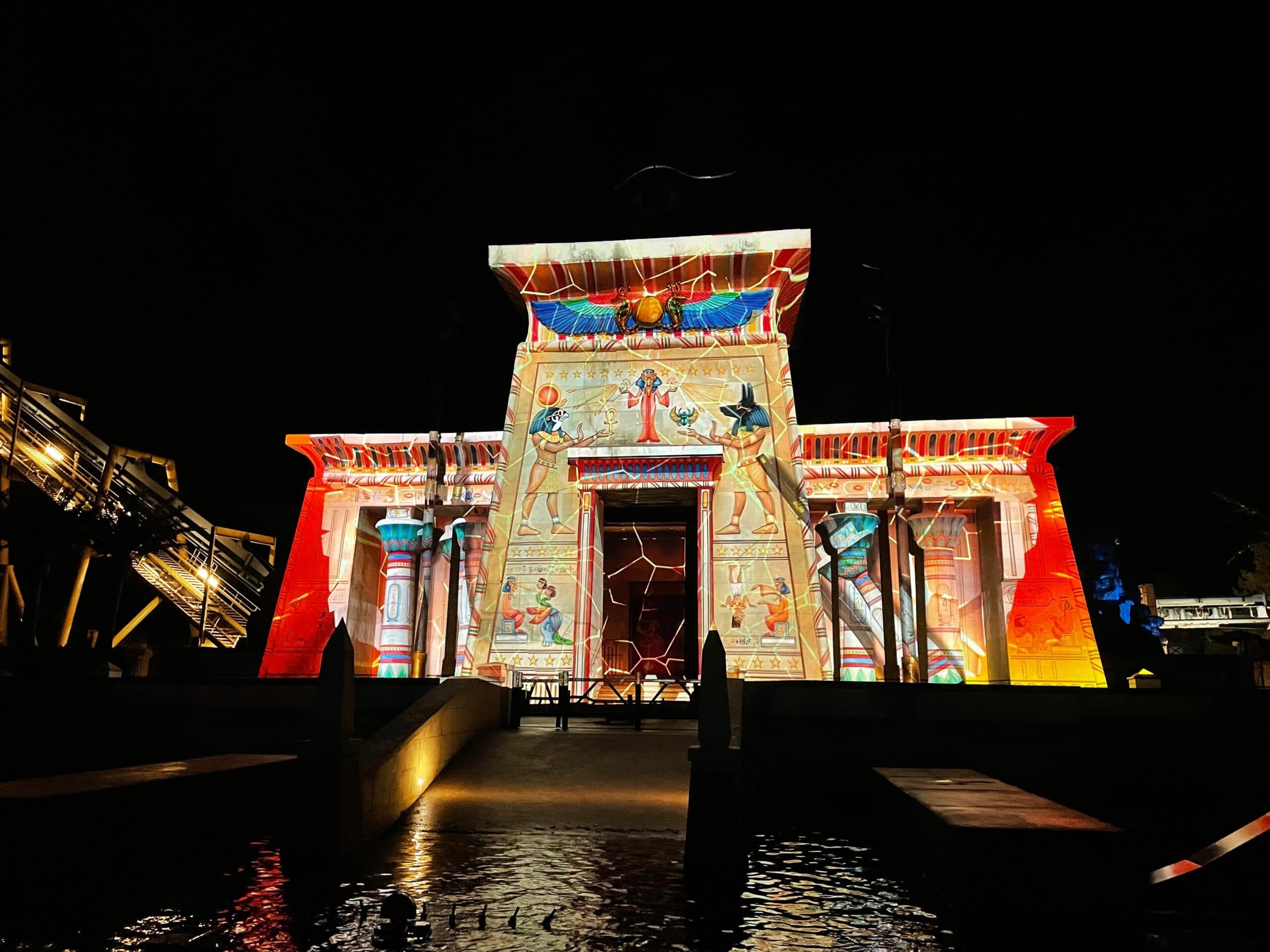 Projections sur le temple d'OzIris au Parc Astérix.