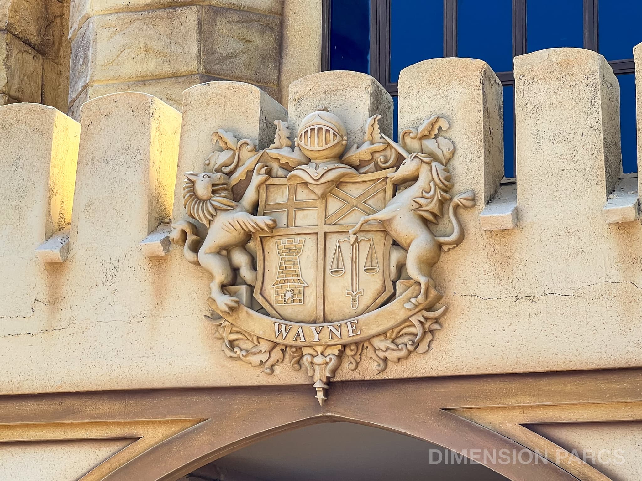 Armoiries sur la devanture du manoir Wayne à Parque Warner Madrid