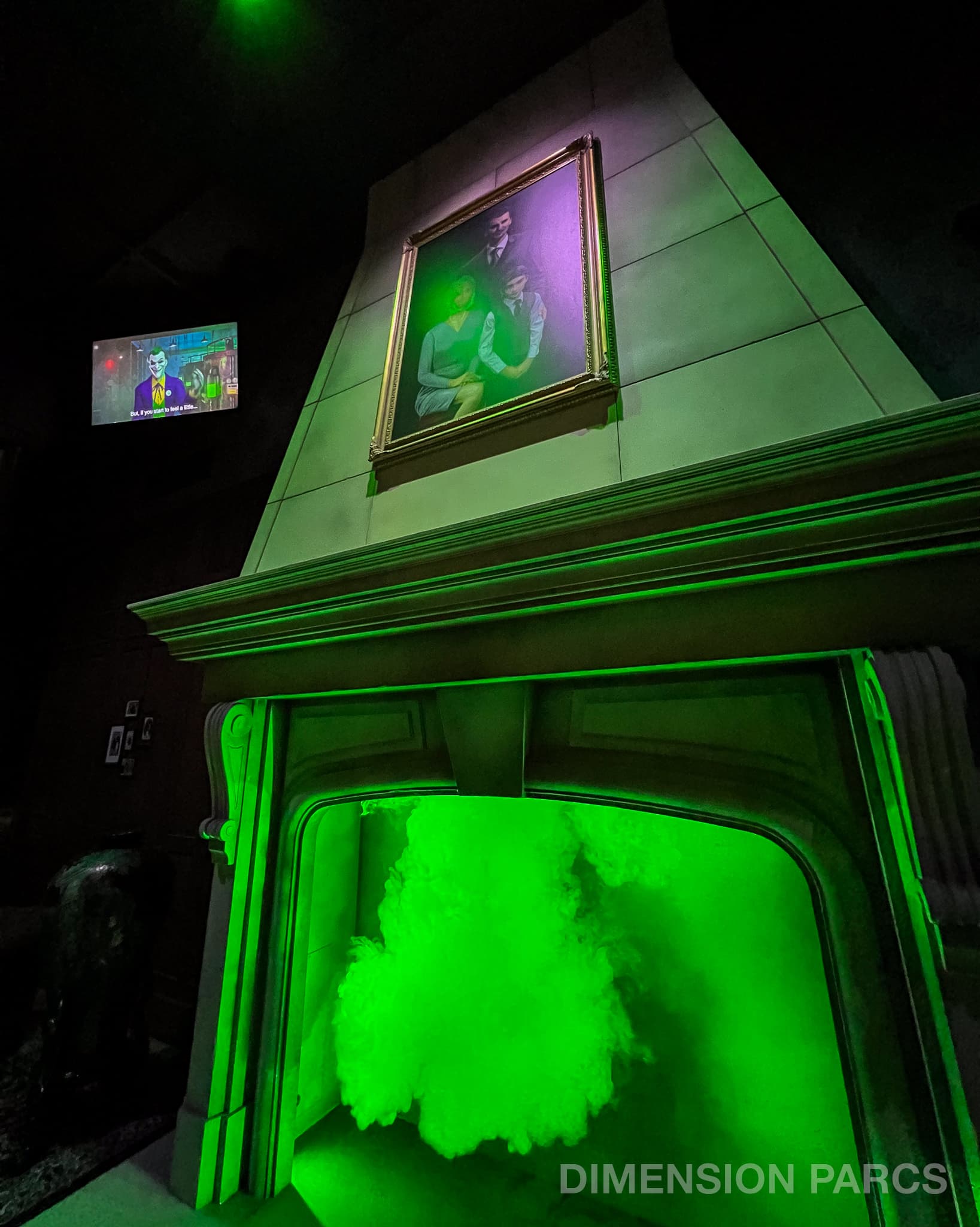 Gaz hilarant du Joker arrivant par une cheminée dans le préshow de l'attraction Batman Gotham City Escape à Parque Warner Madrid