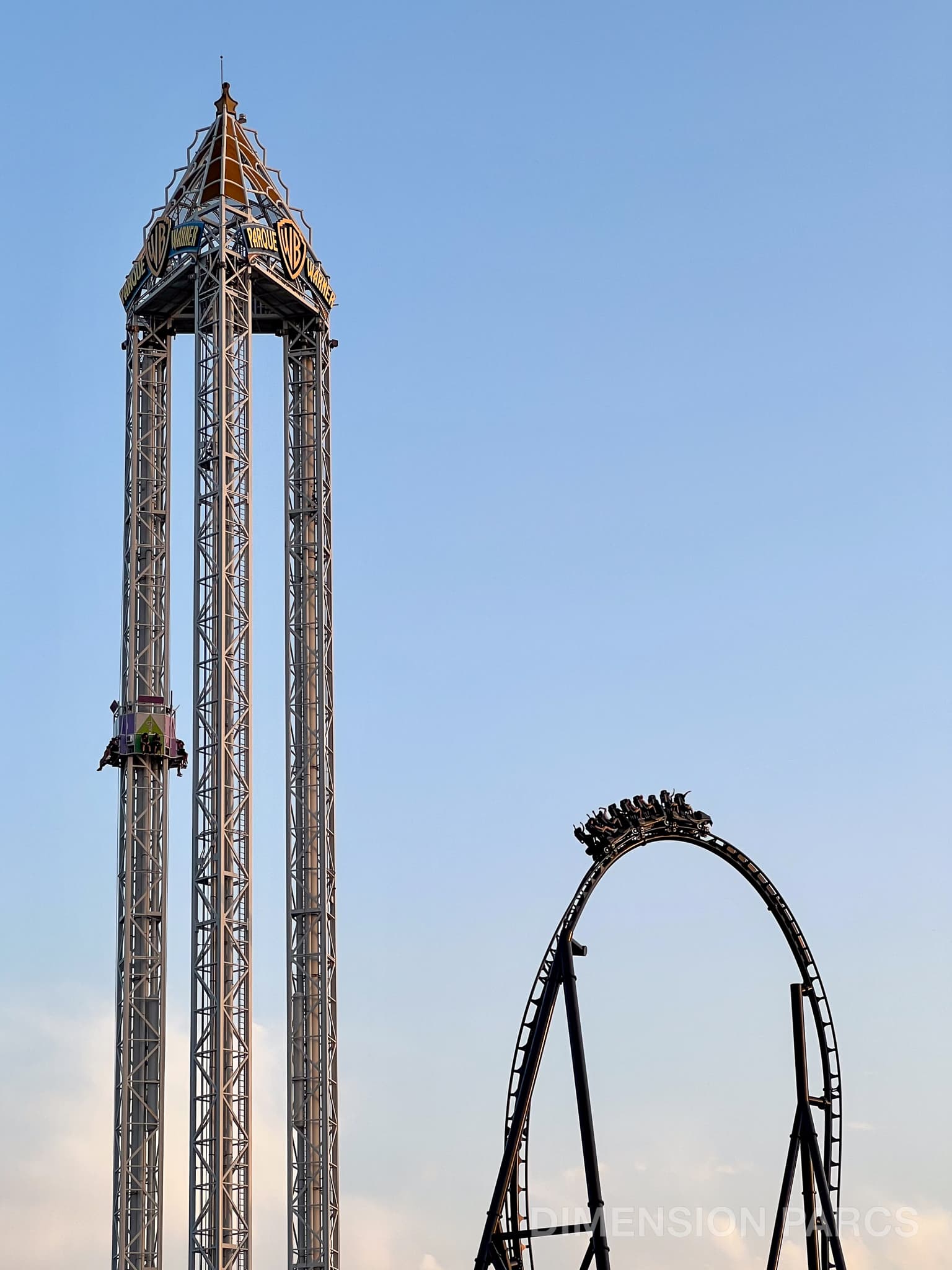 "Top hat" du coaster Batman Gotham City Escape à Parque Warner Madrid, à côté des tours de chute La Venganza del Enigma