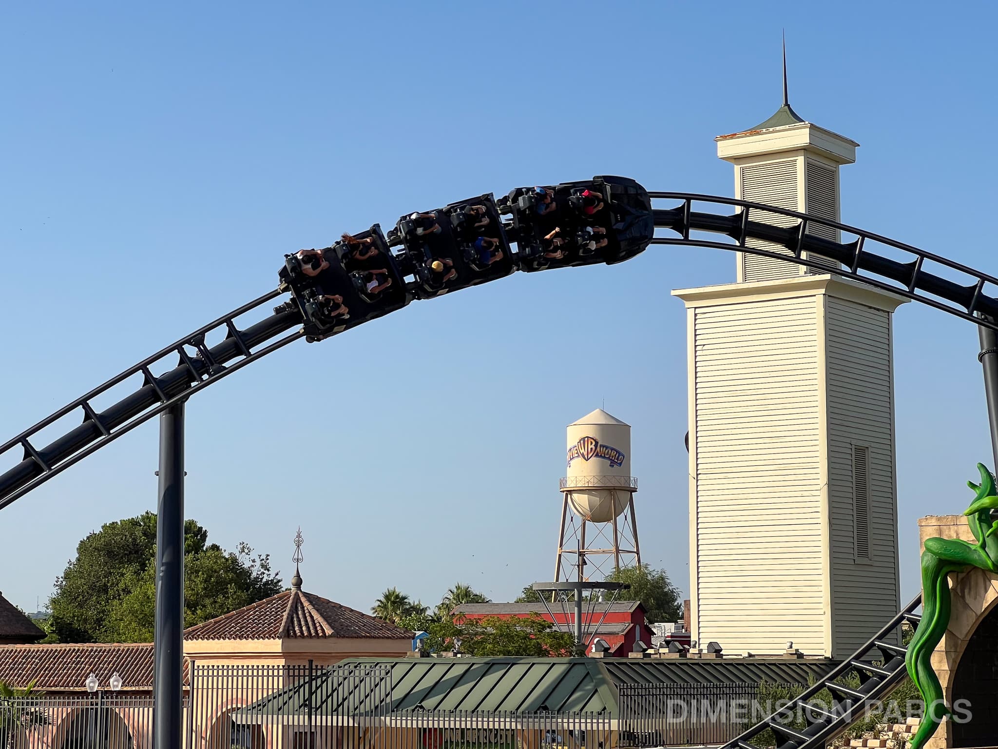 Train sur le parcours de Batman Gotham City Escape à Parque Warner Madrid, avec le château d'eau des studios en arrière-plan