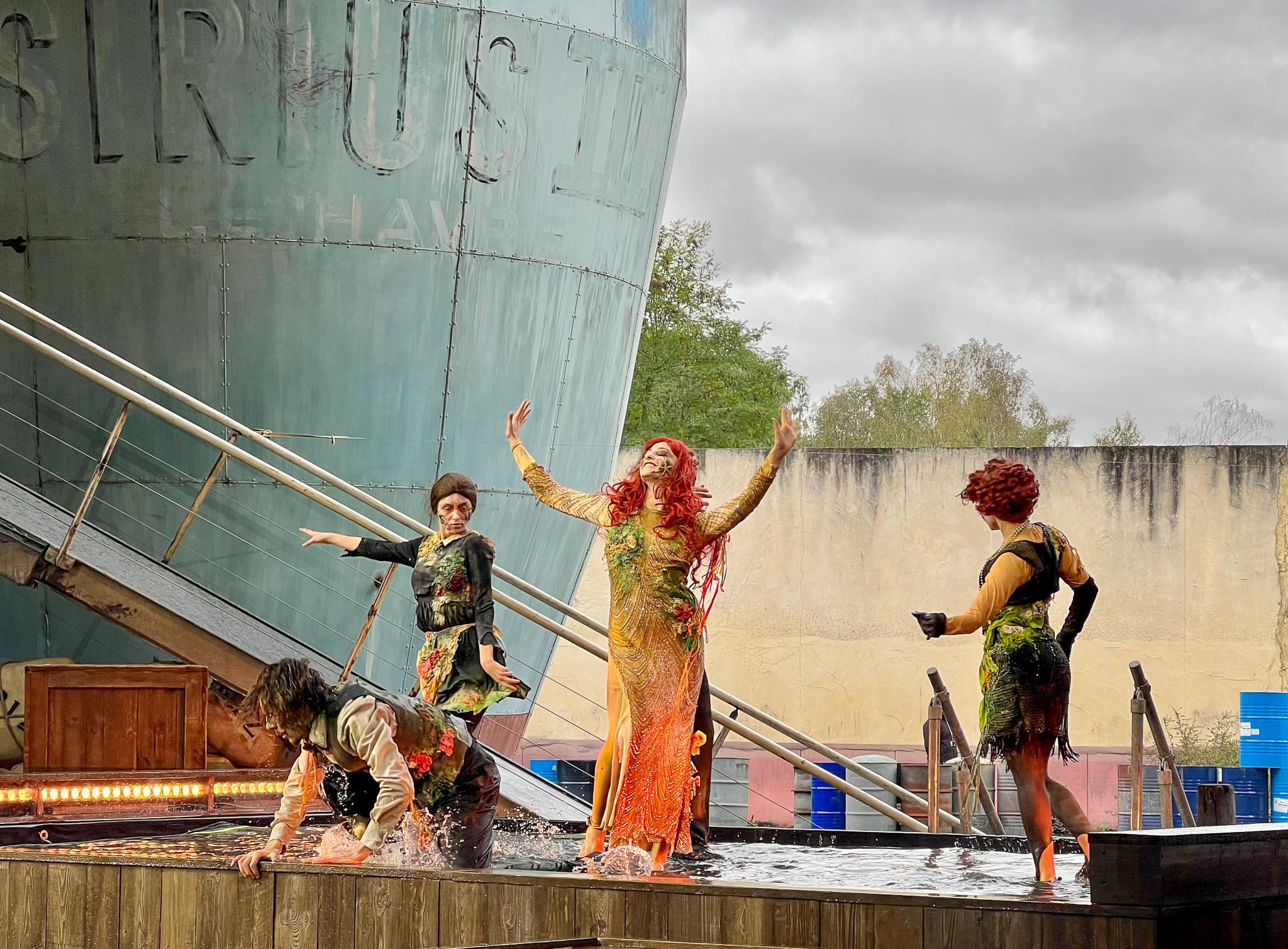 Danseuses et danseurs zombies sur une scène aquatique devant le bateau de Main basse sur la Joconde lors de Peur sur le Parc.