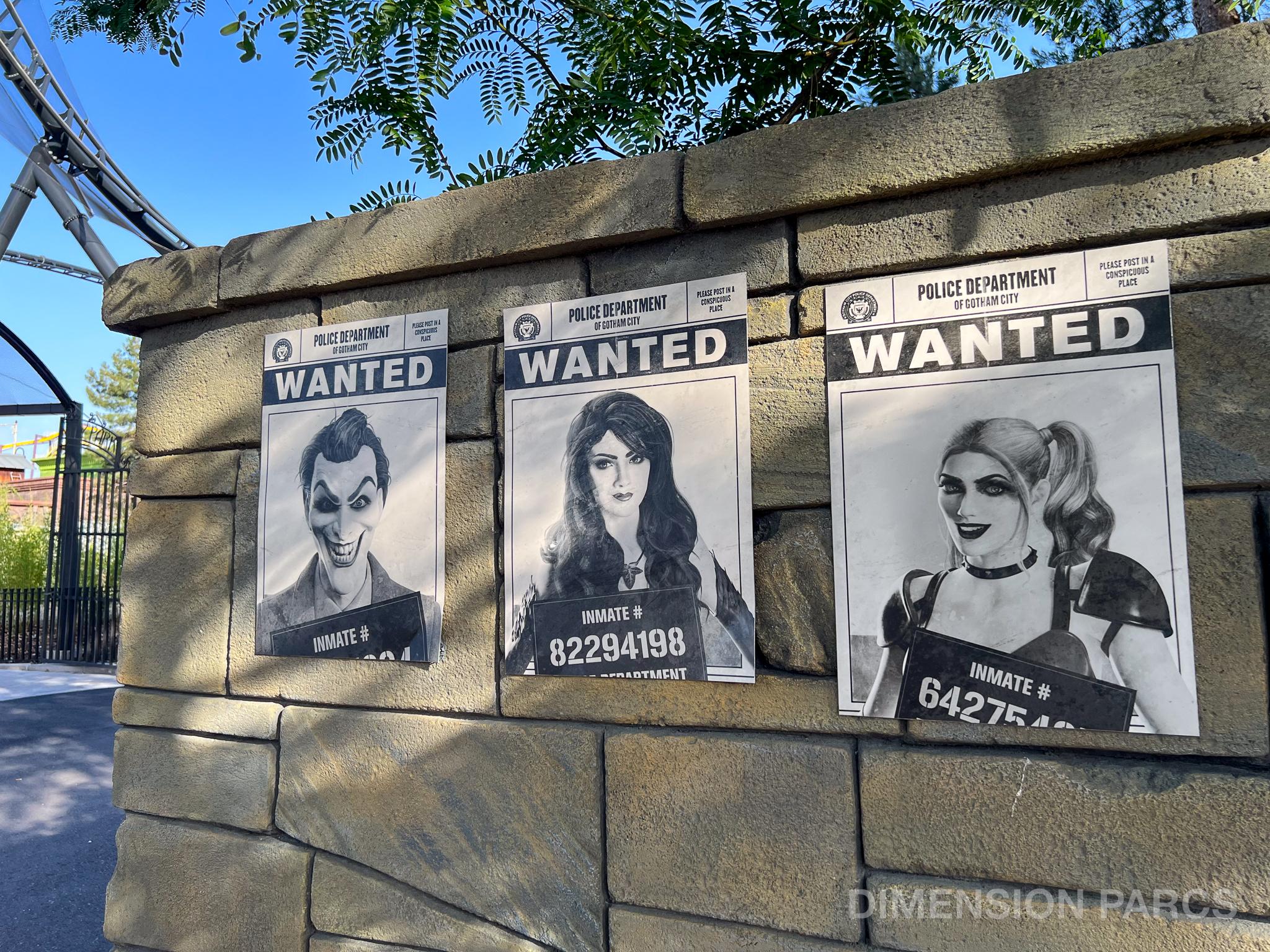 Affiches d'avis de recherche du Joker, Poison Ivy et Harley Quinn à Parque Warner Madrid