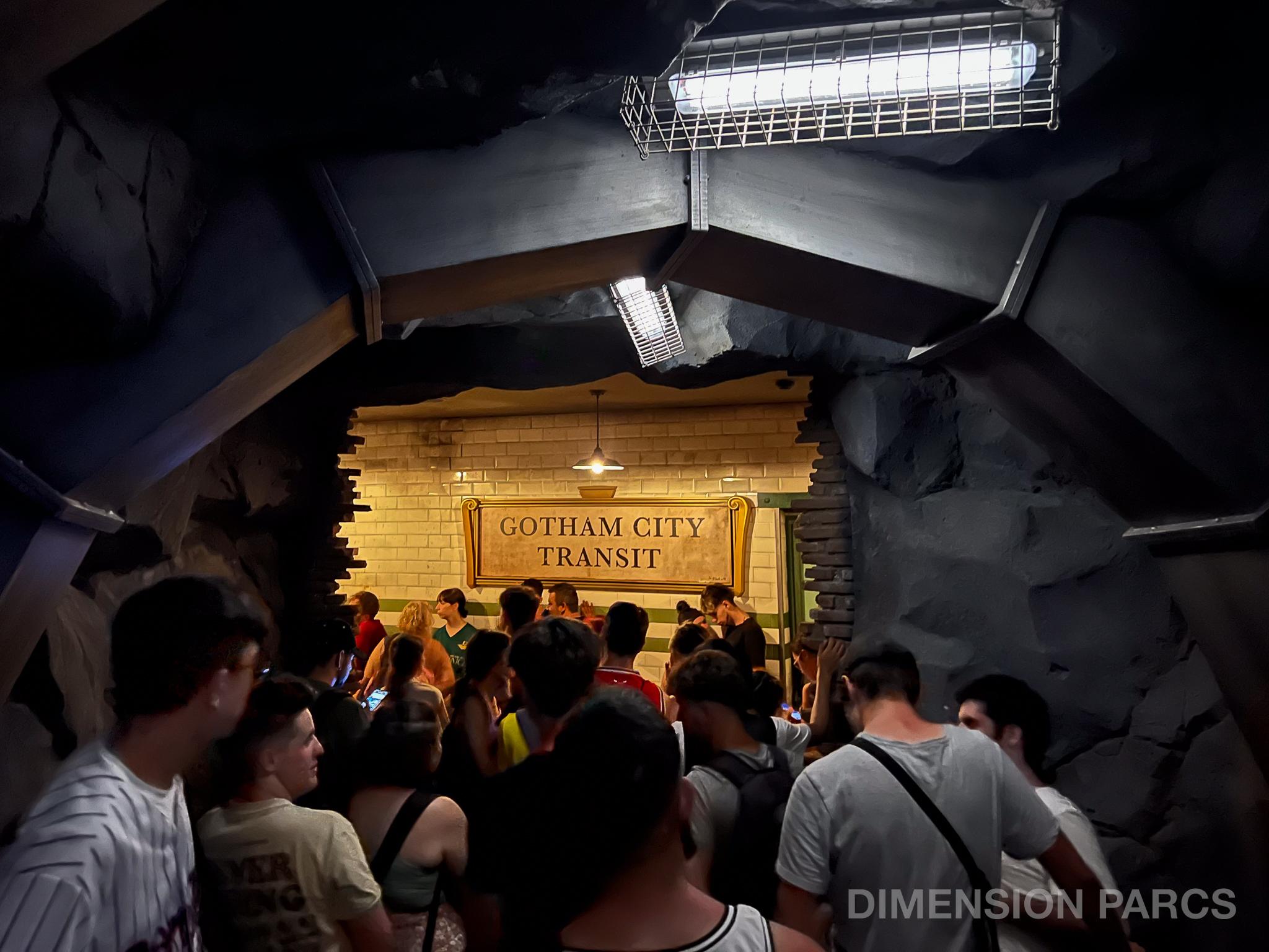 Tunnel menant à une station du métro "Gotham City Transit" dans l'attraction Batman Gotham City Escape à Parque Warner Madrid