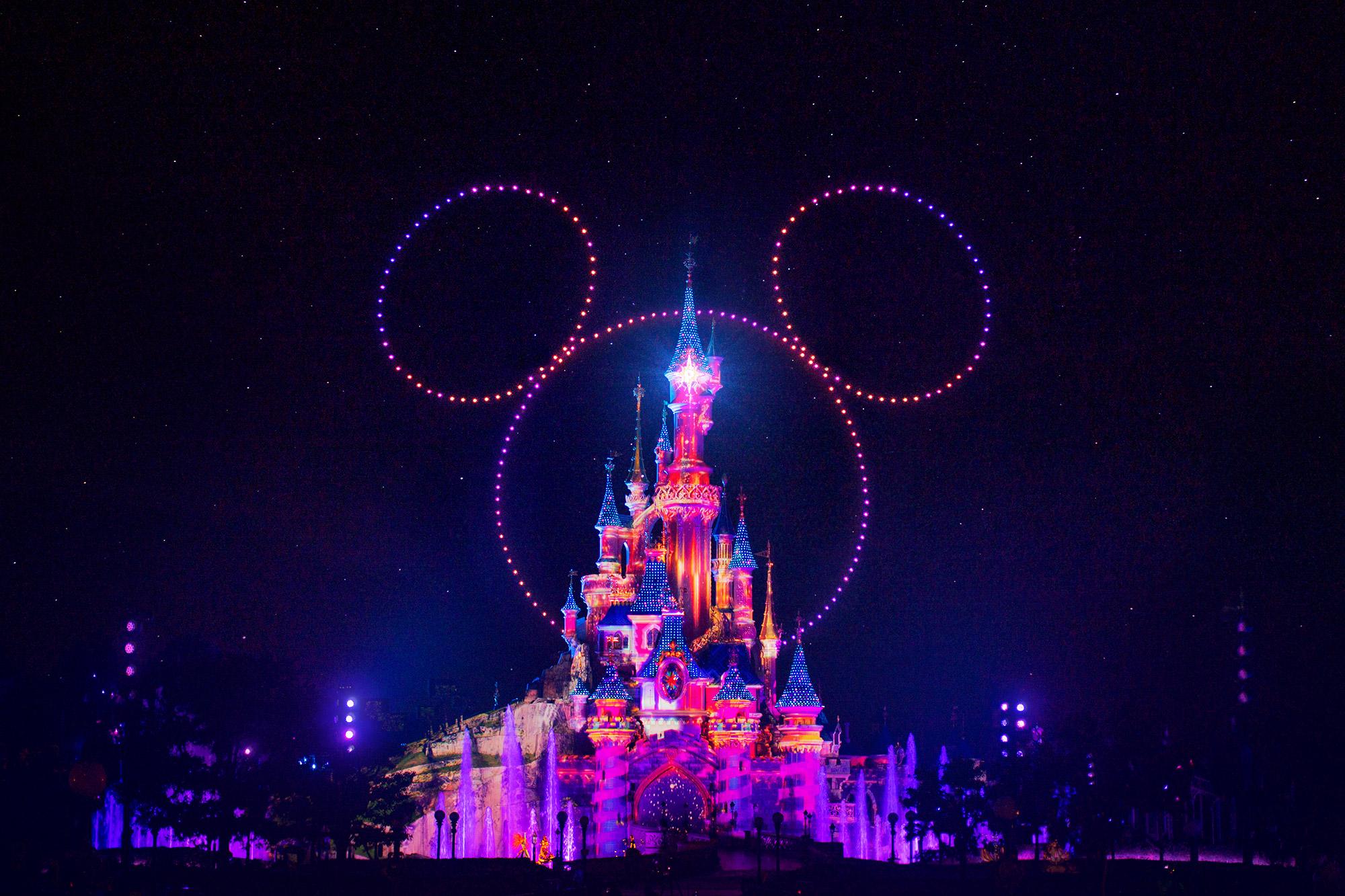 Drones formant la tête de Mickey autour du Château de la Belle au Bois Dormant, pendant le spectacle Disney D-Light