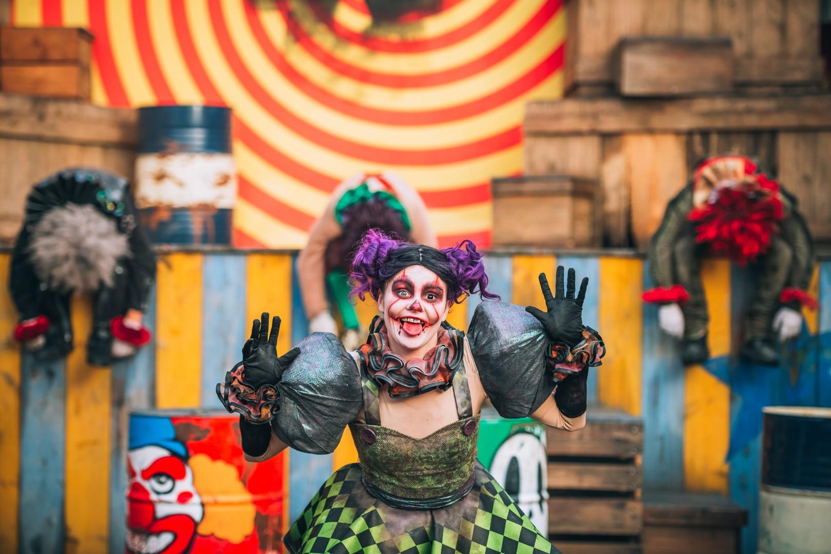 Femme clown dans la Foire aux 6 Trouilles au Parc Astérix