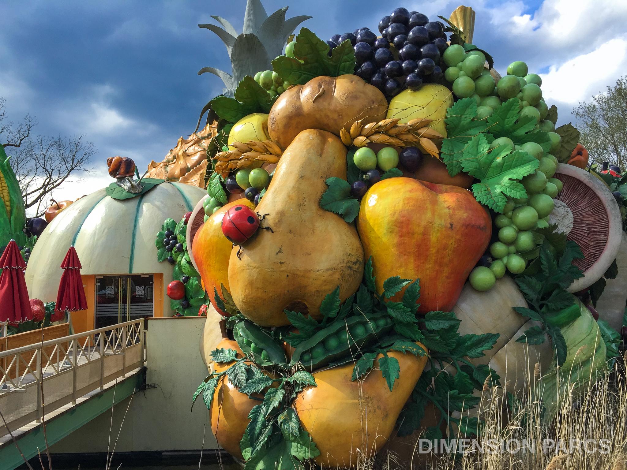Décoration extérieur du Restaurant du Lac composée de fruits et légumes géants formant un visage