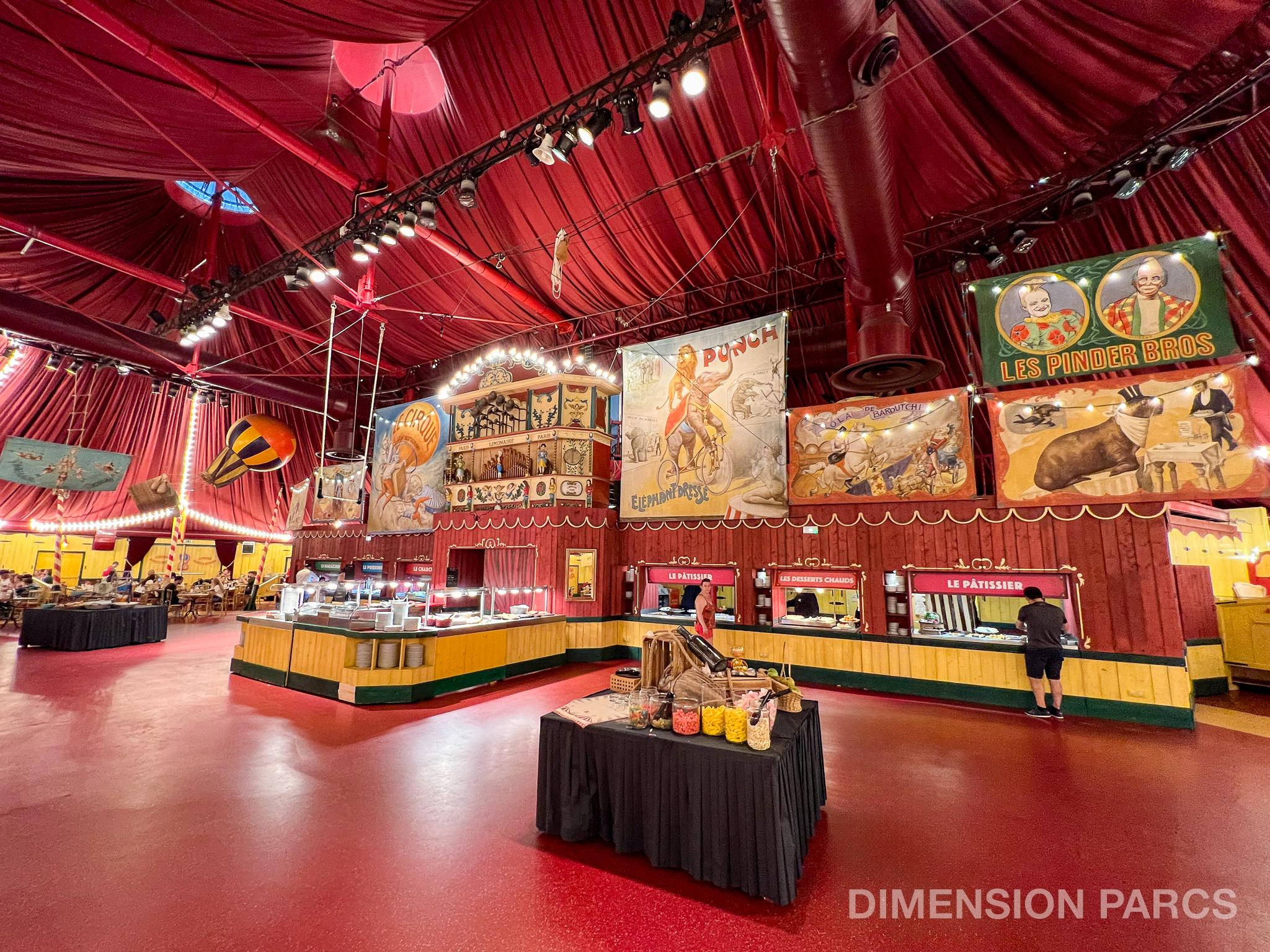 Intérieur du restaurant Le Cirque, avec les buffets d'entrées, plats et desserts
