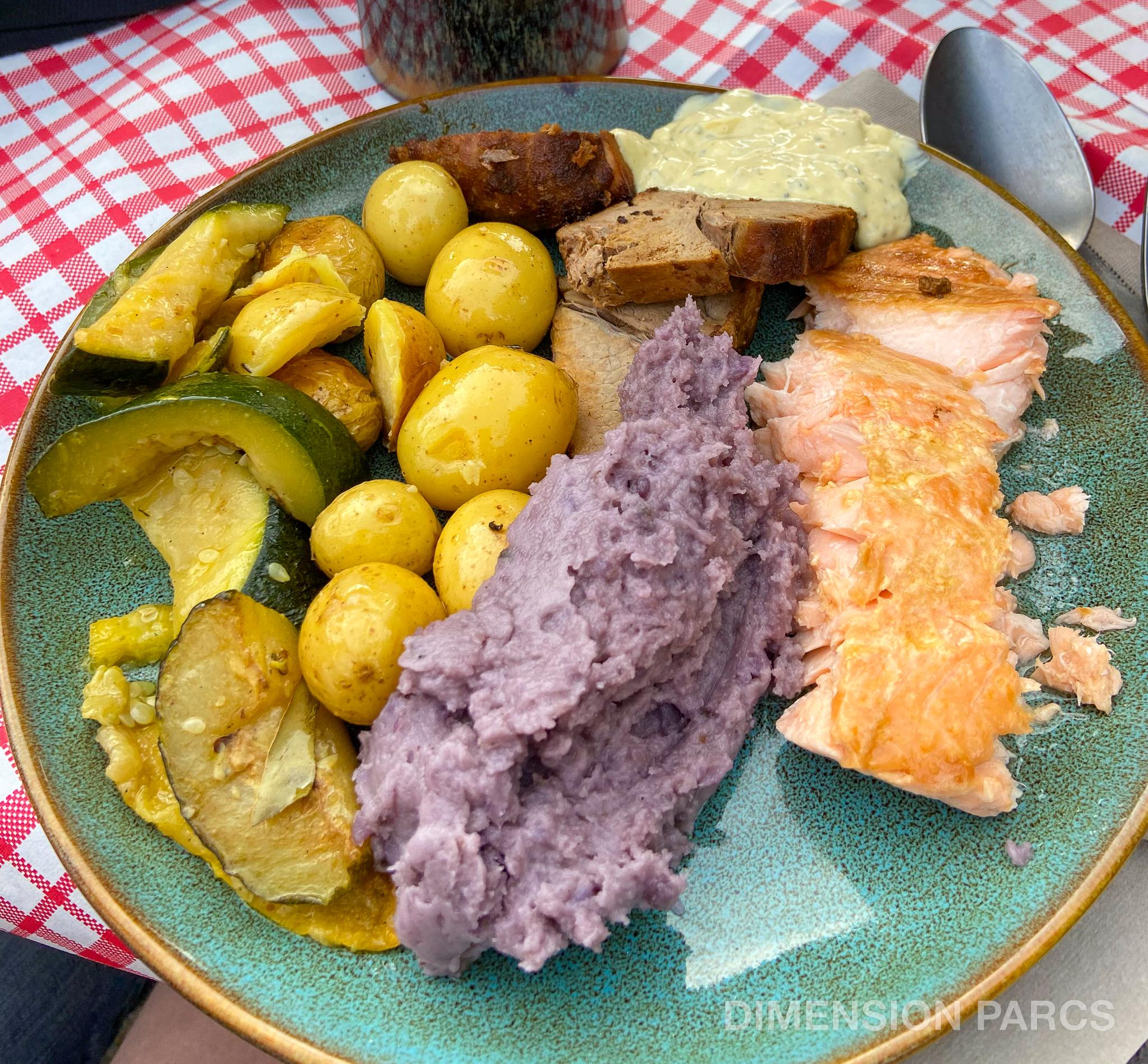 Assiette de saumon, sanglier, purée de vitelotte, pommes de terres et courgettes au Banquet Gaulois