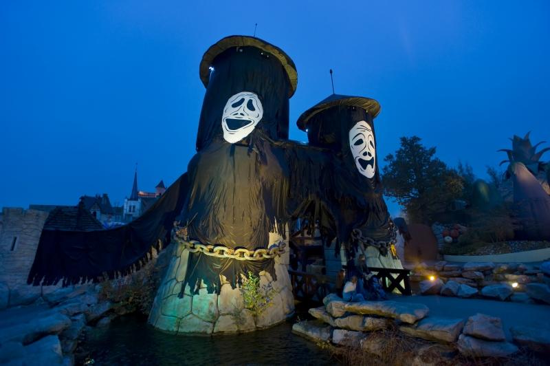 Tours amoureuses du Parc Astérix recouvertes d'un drap noir et de masques blancs pendant Peur sur le Parc en 2009