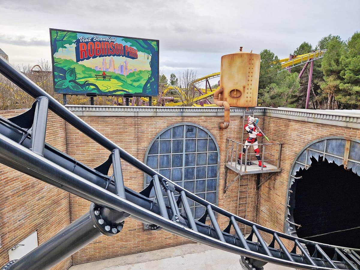 Statue d'Harley Quinn dans l'attraction Batman Gotham City Escape à Parque Warner Madrid